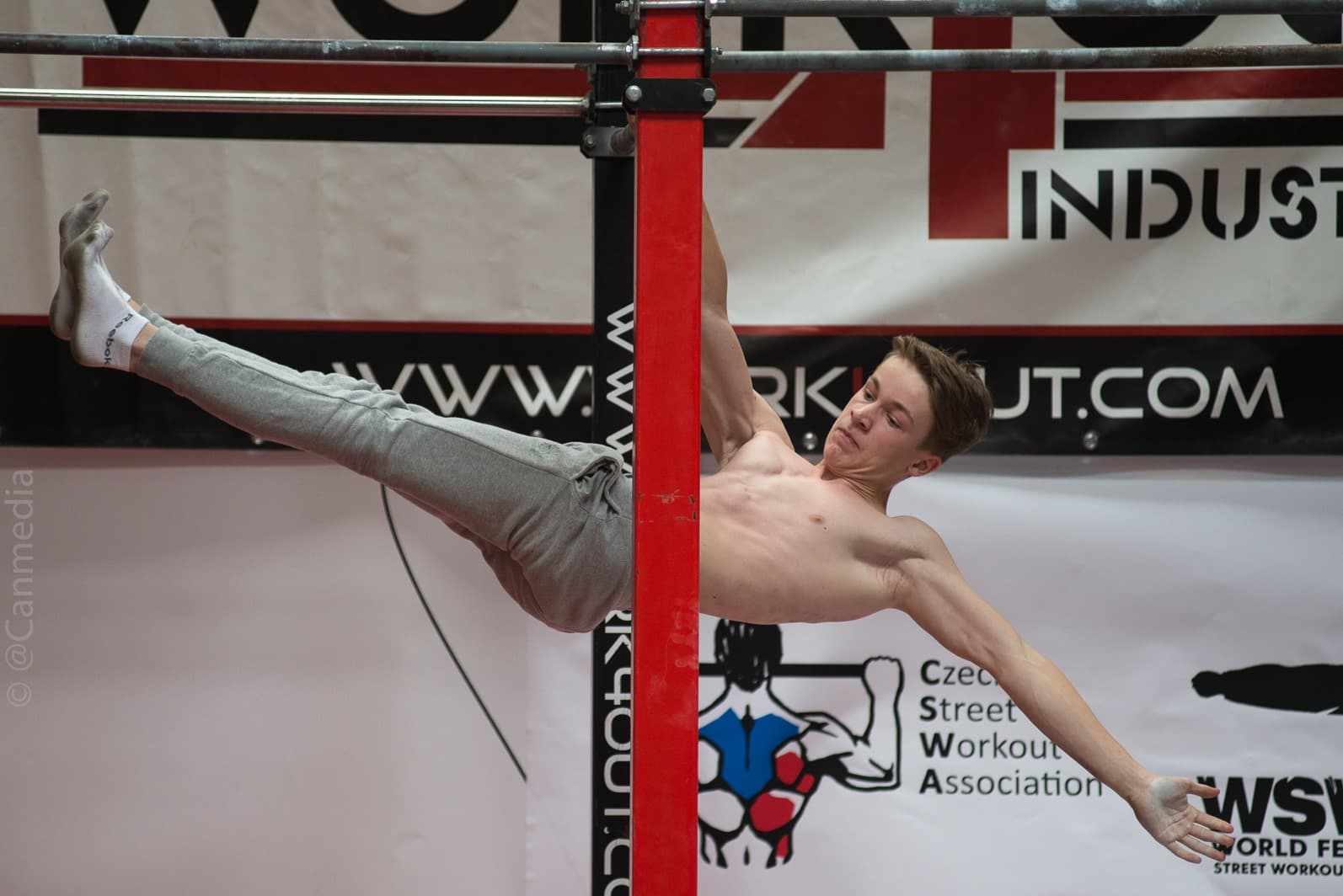 Artur předvádí pokročilý prvek frontlever.